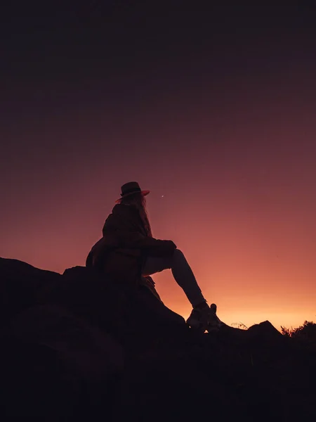 Vertical Silhouette Shot Girl Path Mountains Enjoying View Sunset — Stock Photo, Image