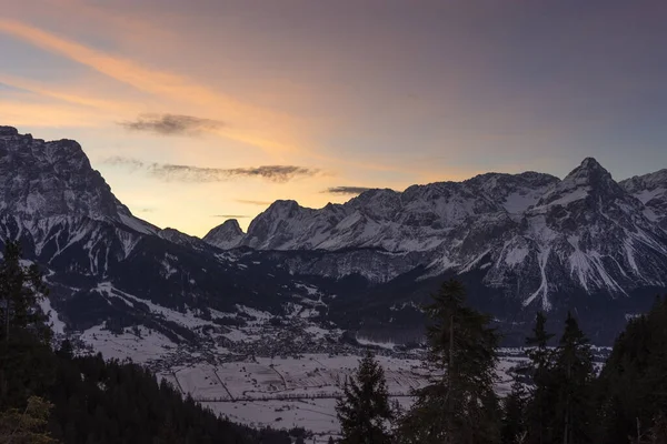 Amanhecer Aldeia Montanhosa Ehrwald Inverno Paisagem Com Montanhas Rochosas Nevadas — Fotografia de Stock
