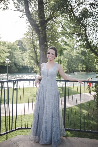 이브닝 드레스를 아름다운 화장을 매력적 — 스톡 사진