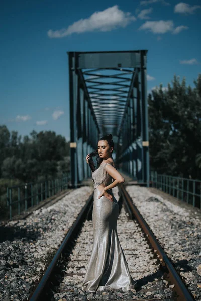 Tiro Vertical Uma Fêmea Morena Posando Trilhos Trem Lindo Vestido — Fotografia de Stock