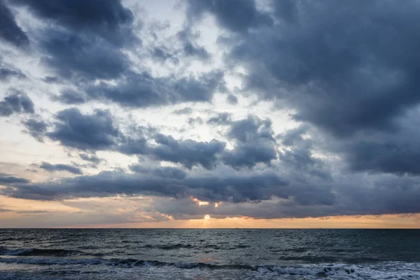 Een Betoverend Uitzicht Een Prachtig Zeegezicht Bij Zonsondergang — Stockfoto