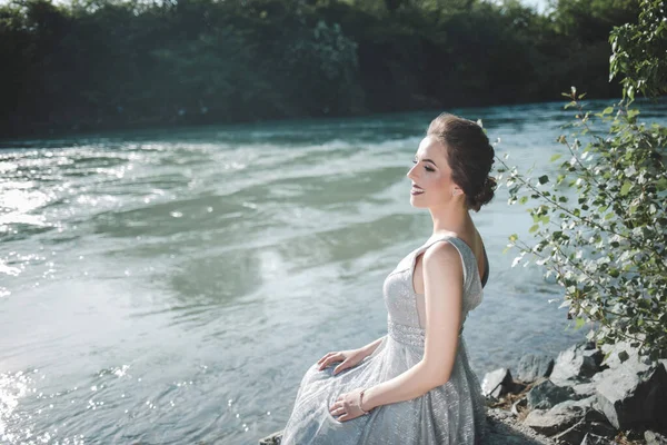 Makyajlı Genç Çekici Bir Beyaz Kadın Göl Kenarında Güzel Bir — Stok fotoğraf