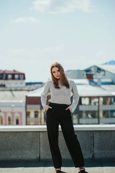 Een Elegante Vrouw Uit Bosnië Herzegovina Poserend Het Dak — Stockfoto