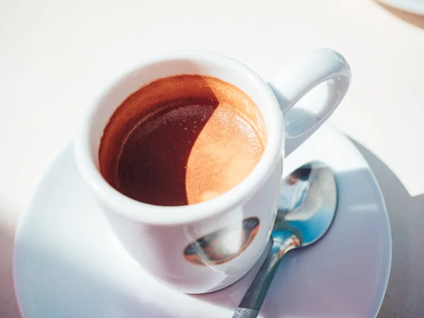 Primer Plano Una Taza Delicioso Espresso Con Una Cuchara Sobre —  Fotos de Stock