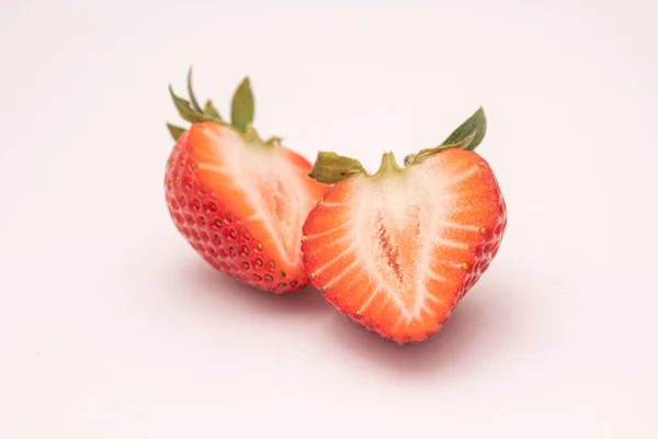 Eine Nahaufnahme Von Halbierten Erdbeeren Auf Isoliertem Hintergrund — Stockfoto