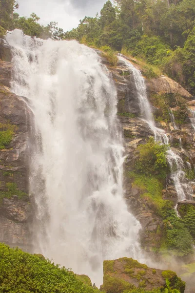 Eine Vertikale Aufnahme Des Wasserfalls Bei Doi Inthanon Chiang Mai — Stockfoto