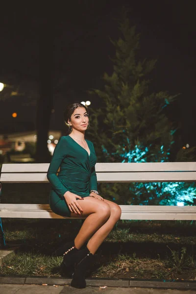 Eine Vertikale Aufnahme Einer Weißen Kaukasischen Frau Einem Grünen Abendkleid — Stockfoto