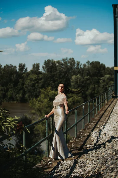 Egy Felnőtt Fényűző Csillogó Ruhában Pózol Egy Bosznia Hercegovinai Parkban — Stock Fotó