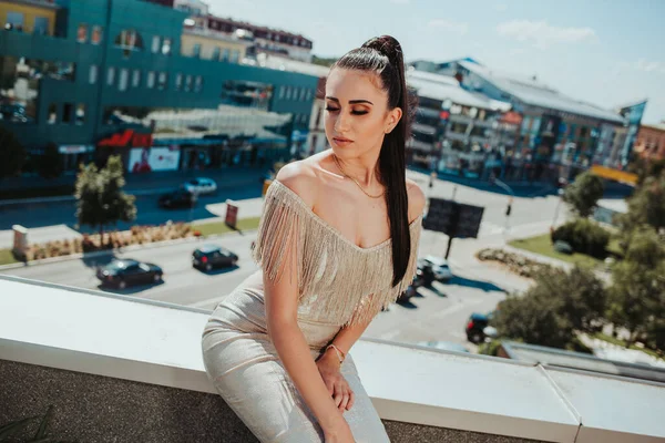 Uma Fêmea Morena Posando Telhado Lindo Vestido Noite Bege — Fotografia de Stock