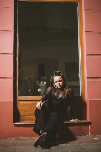 Retrato Uma Jovem Mulher Vestindo Uma Roupa Preta Sexy — Fotografia de Stock