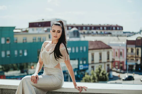 Una Joven Hembra Elegante Vestido Posando Frente Cámara Techo — Foto de Stock