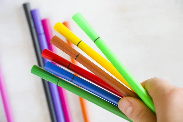 Closeup Shot Hand Holding Colorful Markers — Stok fotoğraf