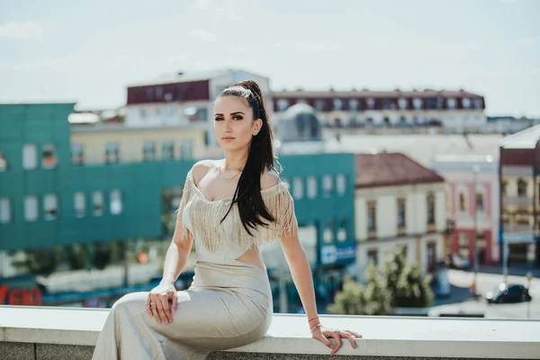 Una Hembra Morena Posando Techo Con Precioso Vestido Noche Beige — Foto de Stock