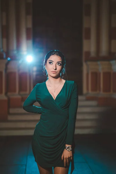 Tiro Vertical Uma Mulher Branca Branca Vestindo Vestido Noite Verde — Fotografia de Stock