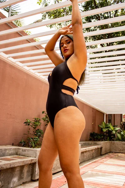 黒水着でセクシーヒスパニック系女性の垂直ショット — ストック写真