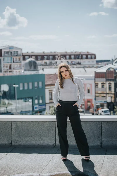 Una Giovane Donna Con Vestito Classico Posa Tetto — Foto Stock