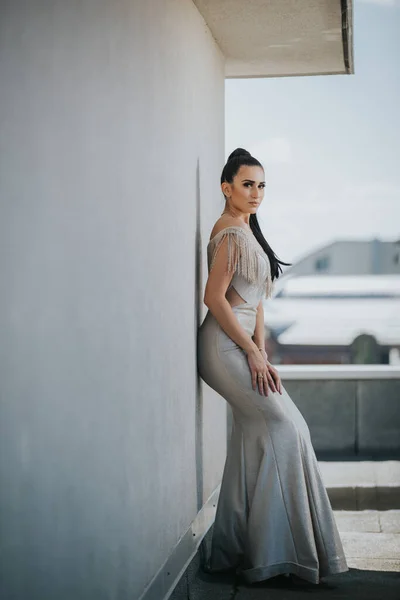 Dorosła Brunetka Ubrana Elegancką Długą Sukienkę Opierająca Się Ścianę — Zdjęcie stockowe
