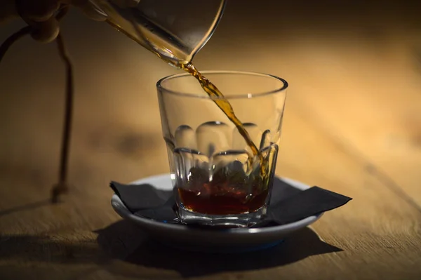 Nahaufnahme Eines Tees Der Eine Transparente Tasse Auf Einem Holztisch — Stockfoto