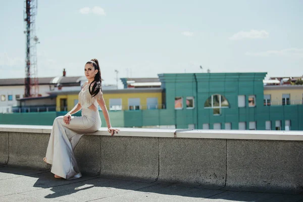 Uma Mulher Adulta Vestindo Vestido Elegante Sentada Uma Parede Telhado — Fotografia de Stock