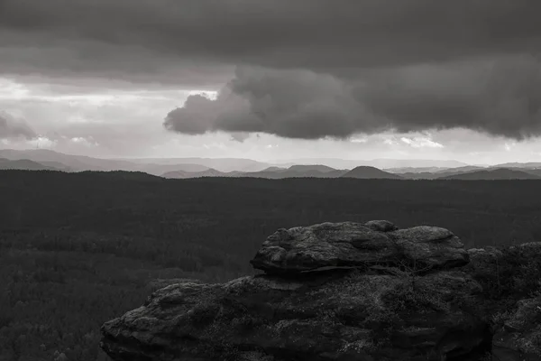 Dramatischer Blick Auf Riesige Felsformationen Und Dichte Bäume Nationalpark Sächsische — Stockfoto