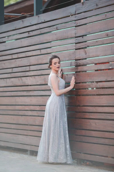 Uma Jovem Mulher Branca Atraente Com Bela Maquiagem Vestindo Vestido — Fotografia de Stock