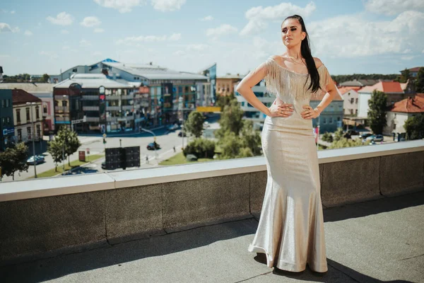 Una Hembra Morena Posando Techo Con Precioso Vestido Noche Beige — Foto de Stock