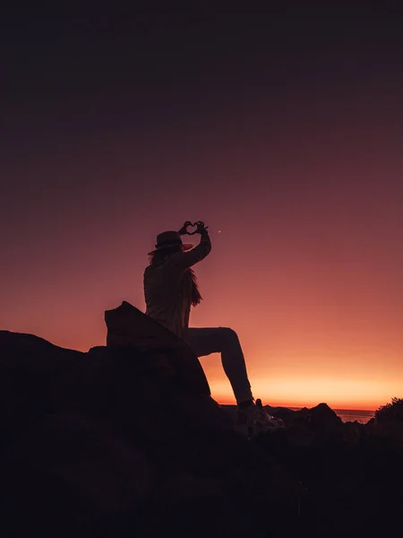 Vertical Silhouette Shot Woman Out Nature Sunset Her Hands Shaping —  Fotos de Stock