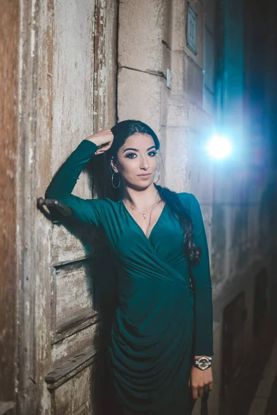 Adult Woman Wearing Elegant Green Dress Leaning Building Wall Night — ストック写真