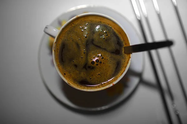 Вид Сверху Темный Жареный Кофе Белой Чашке Ложкой — стоковое фото