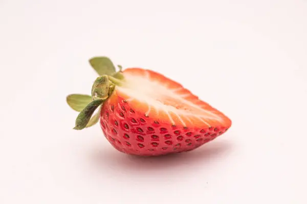 Nahaufnahme Einer Halben Erdbeere Auf Isoliertem Hintergrund — Stockfoto