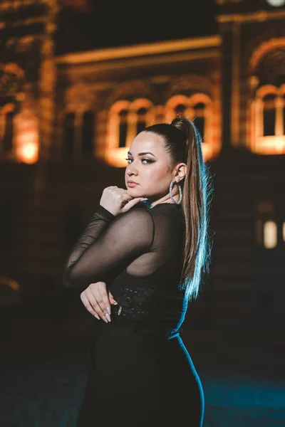 Uma Mulher Elegante Bósnia Herzegovina Com Cabelo Recolhido Posando Parque — Fotografia de Stock