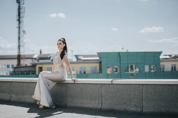 Uma Jovem Caucasiana Vestido Noite Longo Posando Frente Uma Bela — Fotografia de Stock