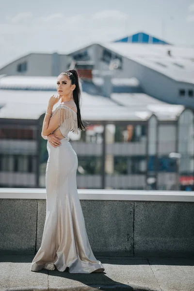 Uma Jovem Caucasiana Vestido Noite Longo Posando Frente Uma Bela — Fotografia de Stock
