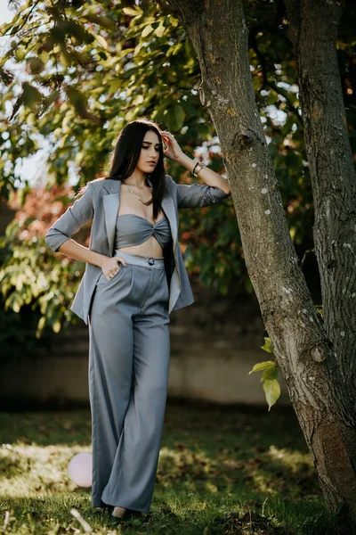 Uma Jovem Caucasiana Com Visual Clássico Posando Parque — Fotografia de Stock