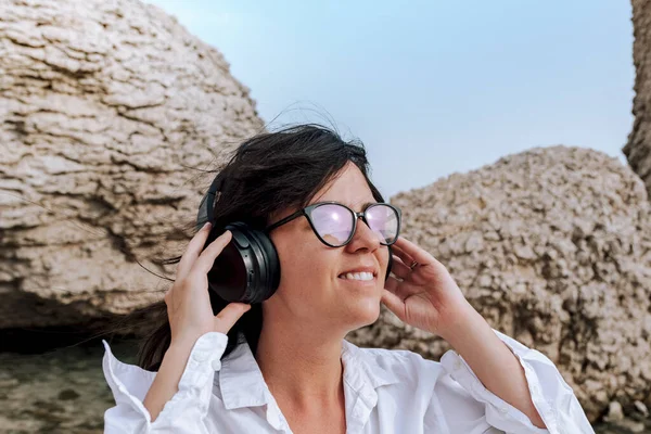 Retrato Jovem Com Óculos Desfrutando Enquanto Ouve Música Praia — Fotografia de Stock