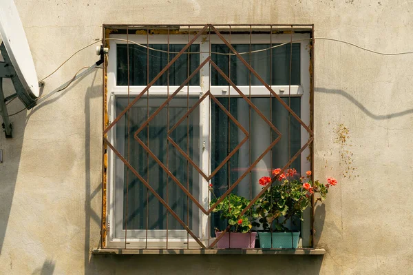 Крупним Планом Знімок Старого Вікна Будинку Захищеного Іржавими Металевими Брусками — стокове фото