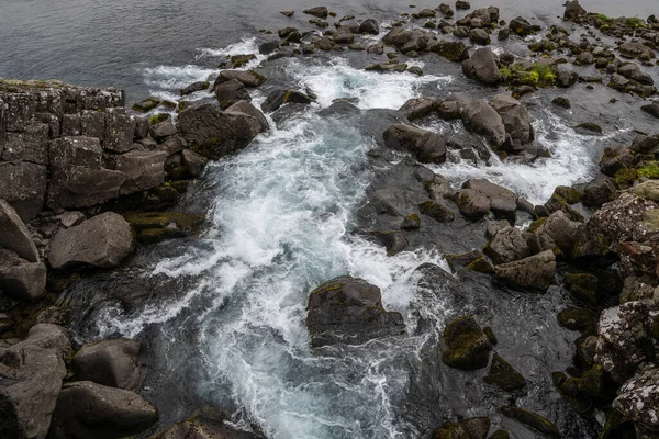 Ein Felsiger Strand Und Das Meer Plätschern — Stockfoto