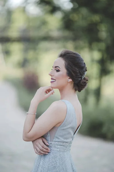 Makyajlı Güzel Bir Gece Elbisesi Giyen Dışarıda Poz Veren Beyaz — Stok fotoğraf