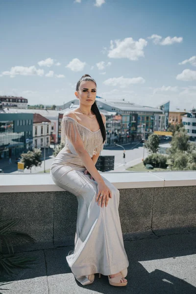 Uma Mulher Adulta Vestindo Vestido Elegante Sentada Uma Parede Telhado — Fotografia de Stock