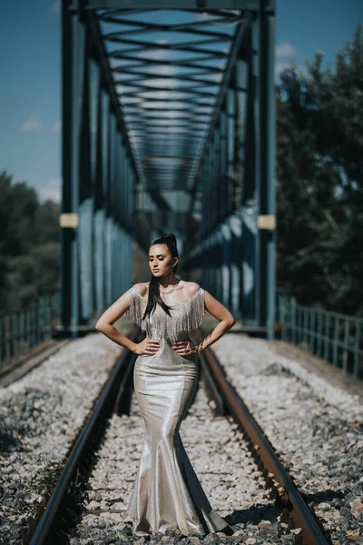Uma Jovem Caucasiana Longo Vestido Noite Posando Uma Ponte Com — Fotografia de Stock