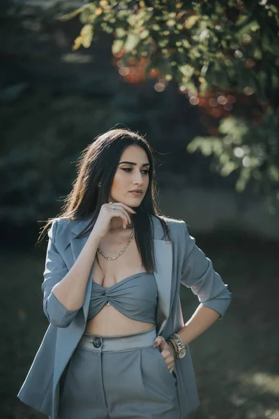 Uma Mulher Sexy Bósnia Herzegovina Terno Azul Moda Posando Floresta — Fotografia de Stock