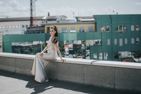 Una Bella Femmina Caucasica Abito Elegante Posa Tetto Soleggiato — Foto Stock