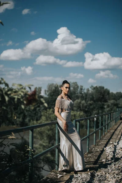 Uma Mulher Adulta Vestindo Vestido Espumante Luxuoso Posando Parque Bósnia — Fotografia de Stock