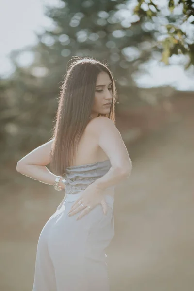 Una Chica Caucásica Sexy Joven Traje Gris Posando Jardín Con —  Fotos de Stock