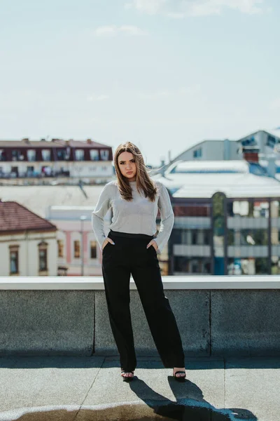 Una Giovane Donna Con Vestito Classico Posa Tetto — Foto Stock