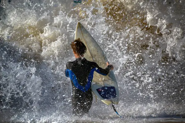 Back View Surfer Board Walking Water — Φωτογραφία Αρχείου