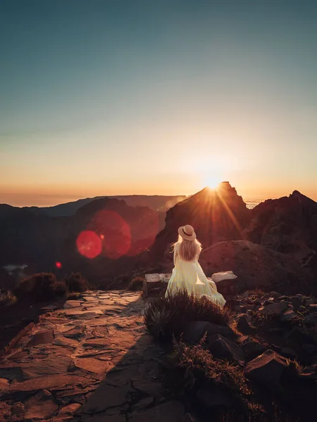 Vertical Shot Blonde Caucasian Girl Path Mountains Enjoying View Sunset — 图库照片