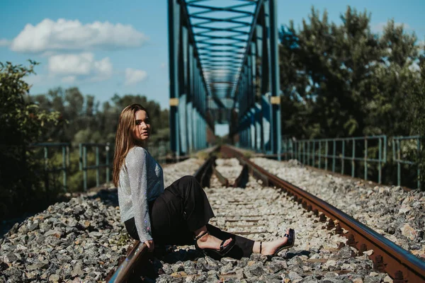 Мосту Висить Прекрасна Кавказька Жінка — стокове фото