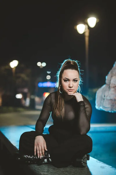 Retrato Una Joven Mujer Vestida Con Traje Negro Sexy —  Fotos de Stock