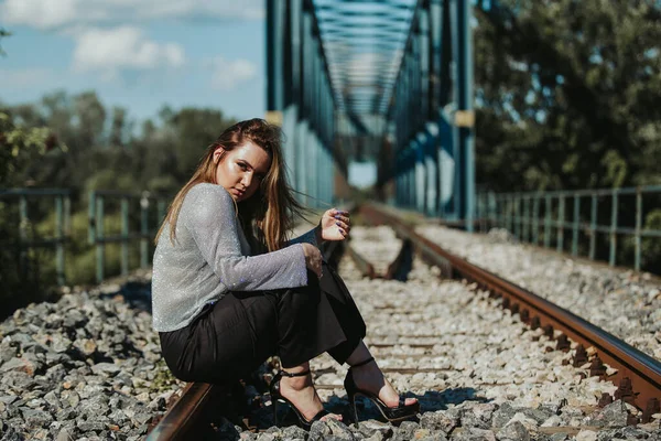 Мосту Висить Прекрасна Кавказька Жінка — стокове фото